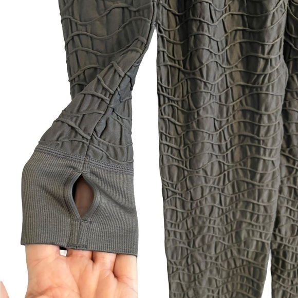 HIIT 2-Piece Small Charcoal Sexy Textured Body Hugging Set Butt Seam Thumb Holes - Picture 9 of 13